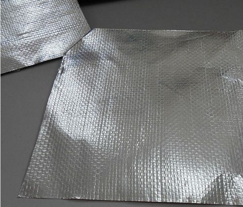 两面7微米铝箔,中间玻璃纤维布,一面胶水复合,一面淋膜复合.